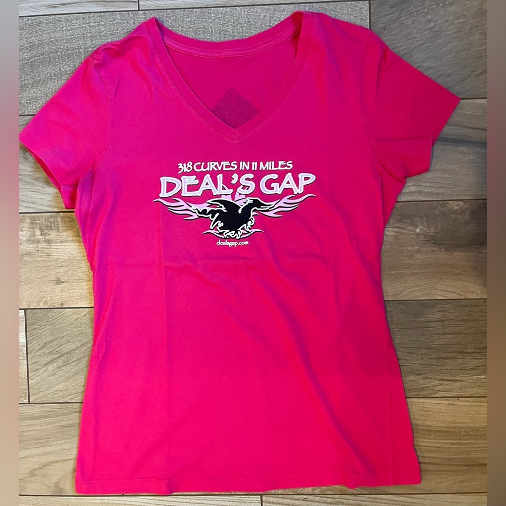 NWOT Gildan - women’s pink graphic tee (small)